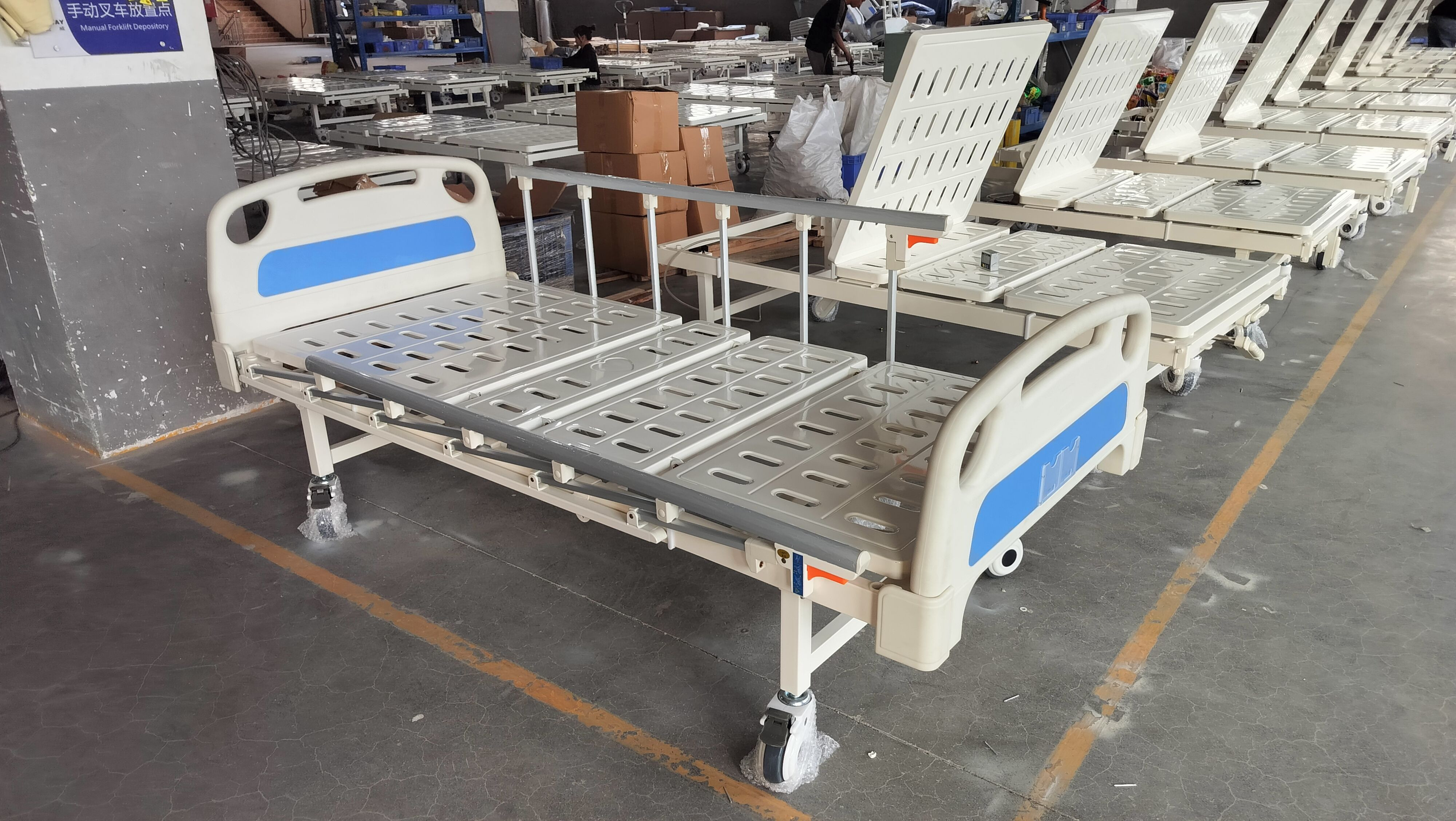 China economy hospital beds in 2 cranks